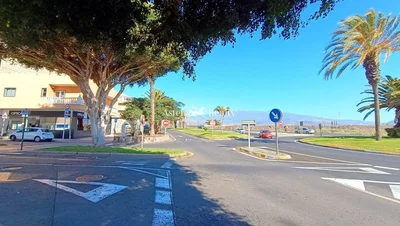 Cozinha; eletrodomésticos, chão de madeira, luz natural, estilo moderno