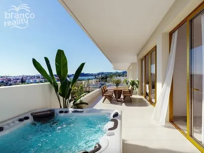 Kuchyně; kuchyňské spotřebiče, dřevěná podlaha, přirozené světlo, moderní styl