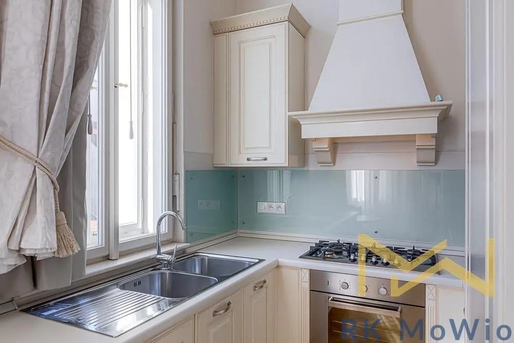 Living room; wood floor, natural light, modern style