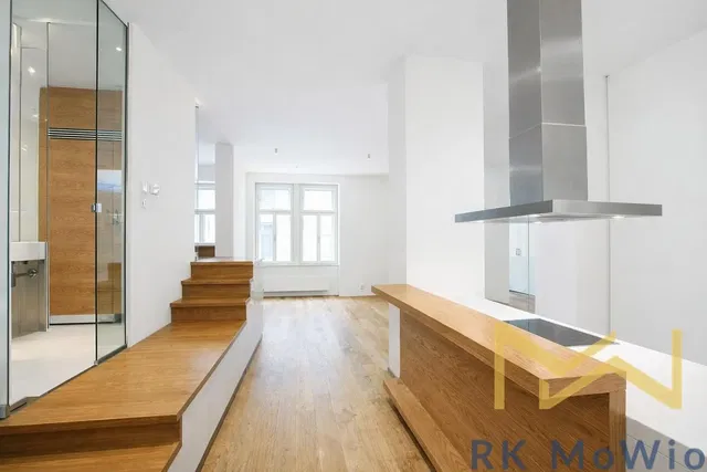 Кухня; кухненски уреди, дървен под, естествена светлина, модерен стил