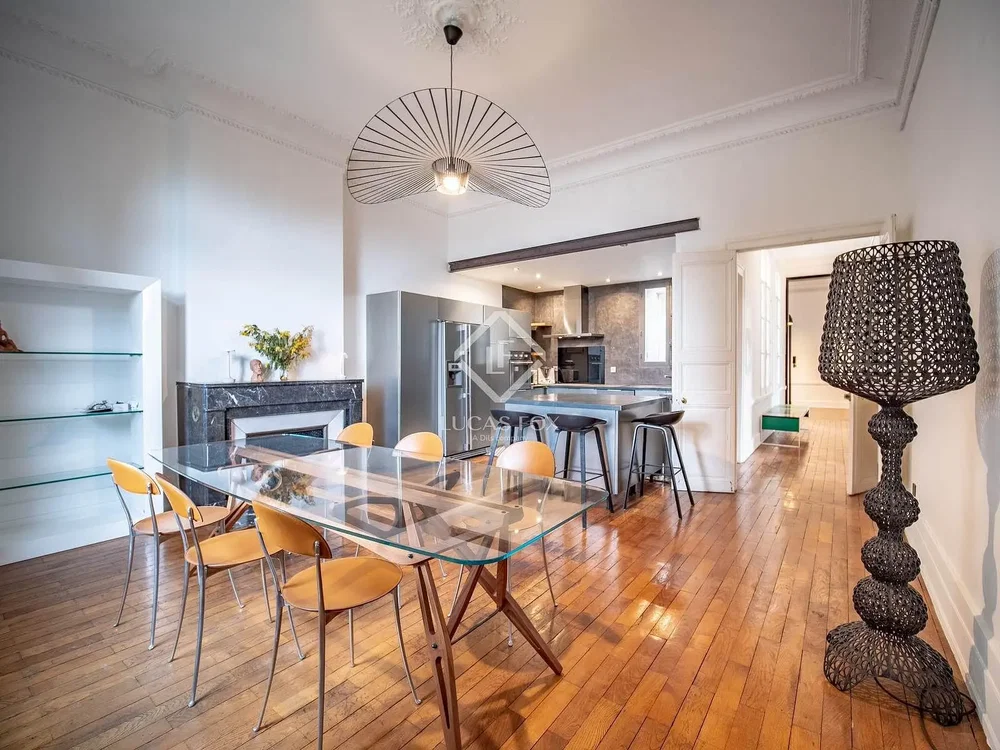 مطبخ; أجهزة المطبخ, أرضية خشبية, ضوء طبيعي, أسلوب عصري