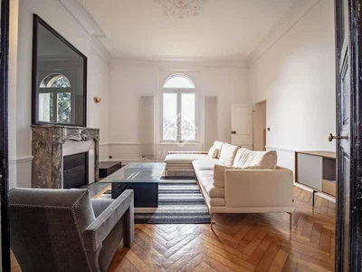 Cocina; electrodomésticos, suelo de baldosas, luz natural, estilo moderno