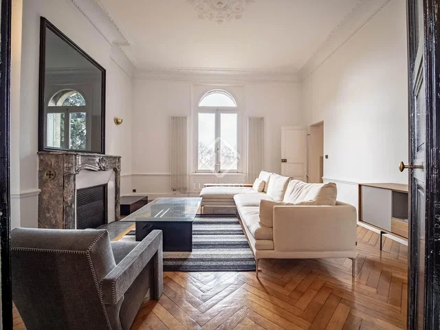 Kuchyně; kuchyňské spotřebiče, dlažba, přirozené světlo, moderní styl