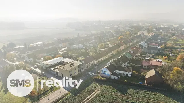 Kuchyně; kuchyňské spotřebiče, dřevěná podlaha, přirozené světlo, moderní styl