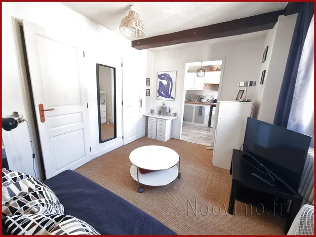 Kuhinja; kućanski aparati, drveni pod, prirodna svjetlost, moderan stil