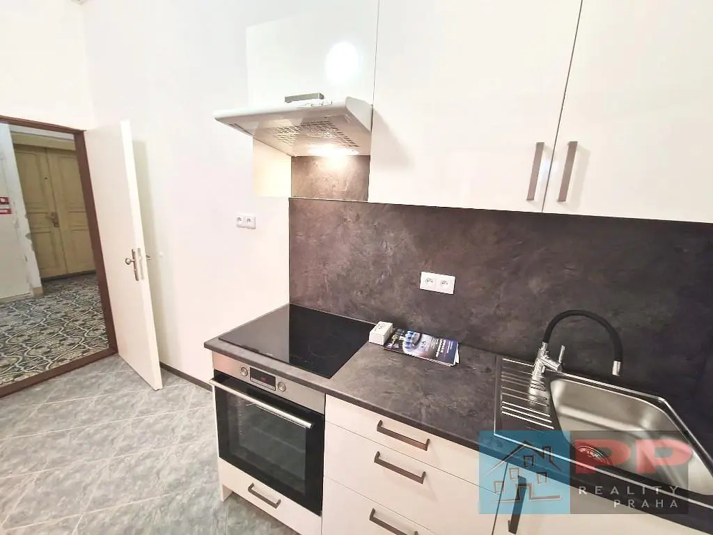 Хол; дървен под, естествена светлина, модерен стил