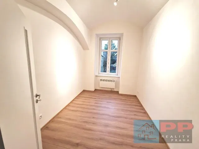 Obývací pokoj; dřevěná podlaha, přirozené světlo, moderní styl