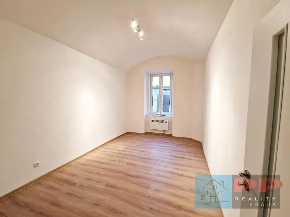 Кухня; кухненски уреди, дървен под, естествена светлина, модерен стил