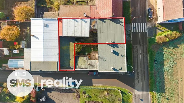 Obývací pokoj; dřevěná podlaha, přirozené světlo, moderní styl