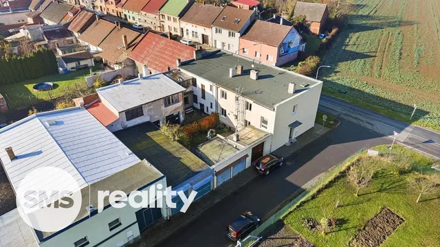 Obývací pokoj; dřevěná podlaha, přirozené světlo, moderní styl, vysoké stropy