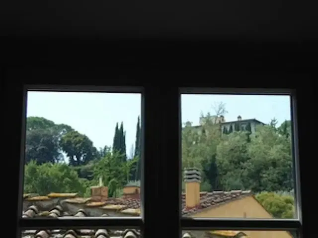 Kuchnia; sprzęt kuchenny, podłoga drewniana, światło dzienne, styl nowoczesny