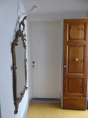 Kuchnia; sprzęt kuchenny, podłoga drewniana, światło dzienne, styl nowoczesny