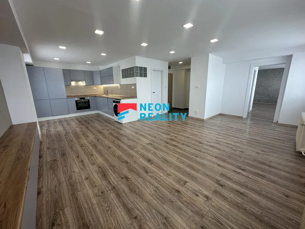 Хол; дървен под, естествена светлина, модерен стил