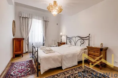 Salon; podłoga drewniana, światło dzienne, styl nowoczesny, wysokie sufity