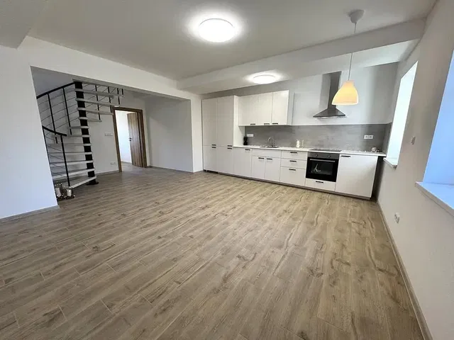 Obývací pokoj; dřevěná podlaha, přirozené světlo, moderní styl