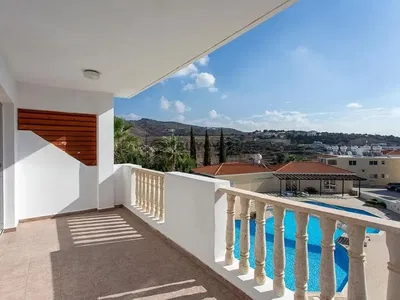 Kuchyně; kuchyňské spotřebiče, dřevěná podlaha, přirozené světlo, moderní styl