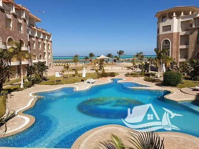 Woonkamer; houten vloer, natuurlijk licht, moderne stijl