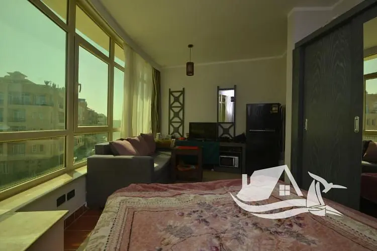 Keuken; keukenapparatuur, houten vloer, natuurlijk licht, moderne stijl