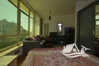 Keuken; keukenapparatuur, houten vloer, natuurlijk licht, moderne stijl