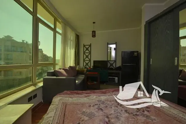 Keuken; keukenapparatuur, houten vloer, natuurlijk licht, moderne stijl