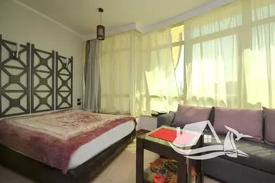 Keuken; keukenapparatuur, houten vloer, natuurlijk licht, moderne stijl