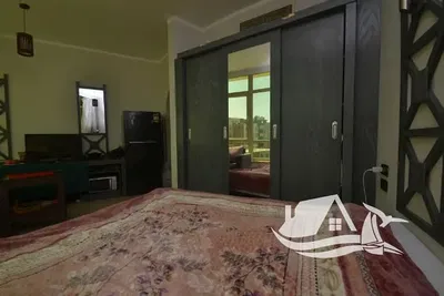 Woonkamer; houten vloer, natuurlijk licht, moderne stijl