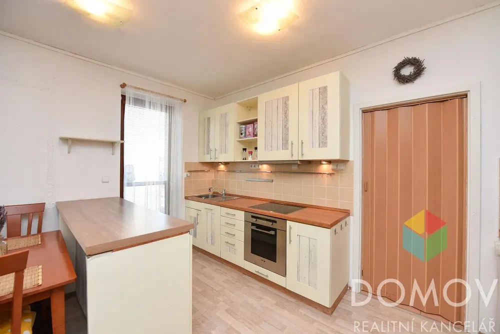 Mutfak; mutfak aletleri, ahşap zemin, doğal ışık, modern stil