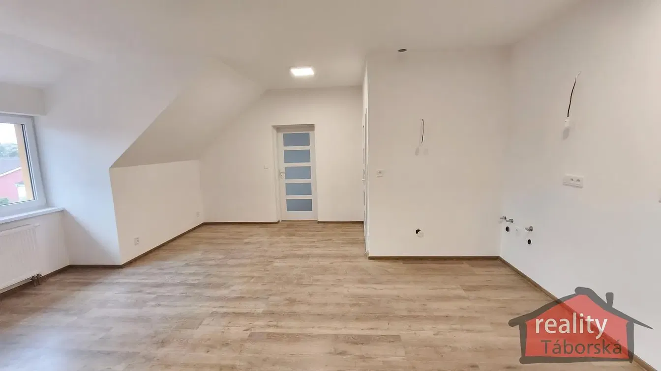 Хол; дървен под, естествена светлина, модерен стил