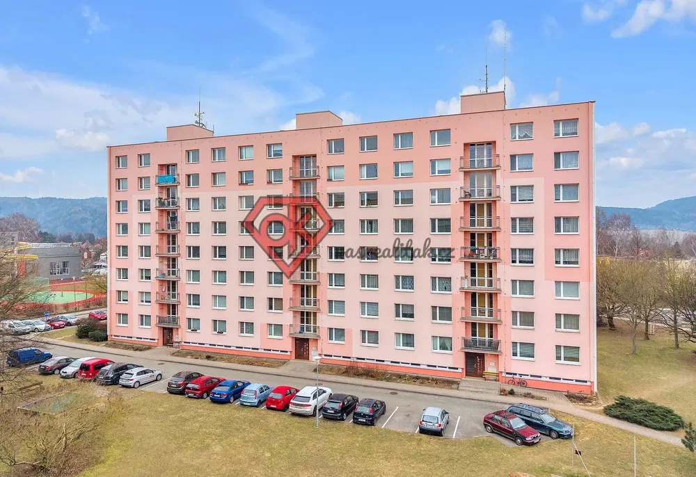 Keuken; keukenapparatuur, tegelvloer, natuurlijk licht, moderne stijl