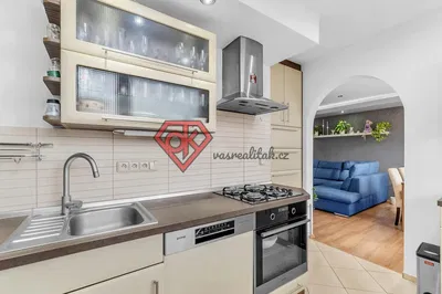 Keuken; keukenapparatuur, tegelvloer, natuurlijk licht, moderne stijl