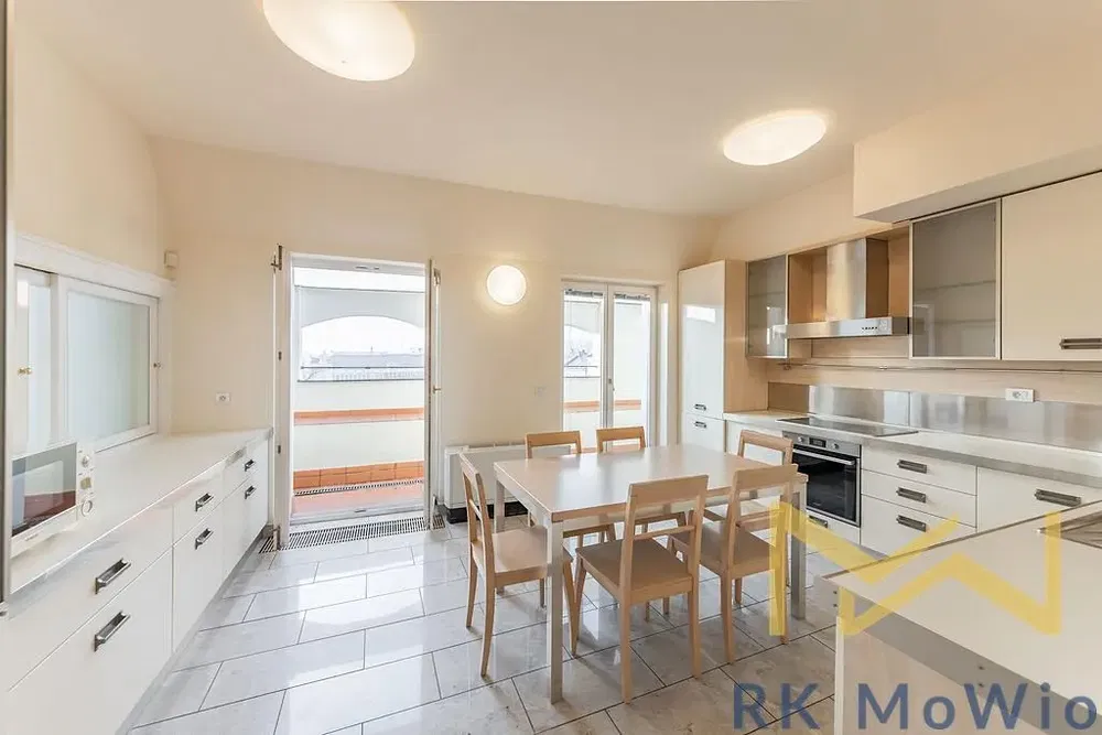 Кухня; кухненски уреди, дървен под, естествена светлина, модерен стил