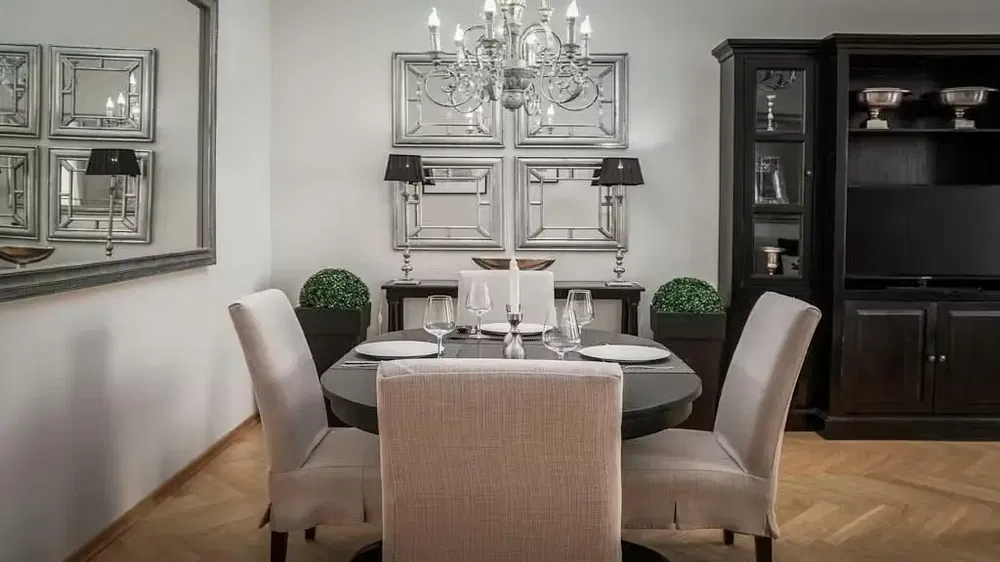 Kuchnia; sprzęt kuchenny, podłoga drewniana, światło dzienne, styl nowoczesny