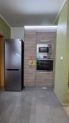 Кухня; кухненски уреди, дървен под, естествена светлина, модерен стил