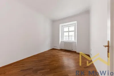 Salón; suelo de madera, luz natural, estilo moderno