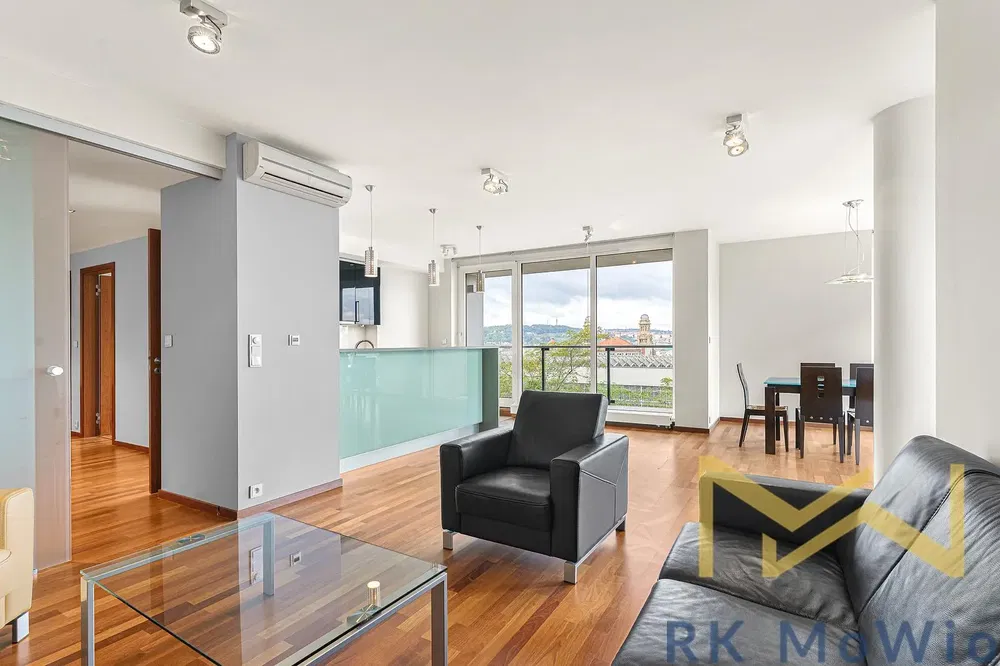 Living room; wood floor, natural light, modern style