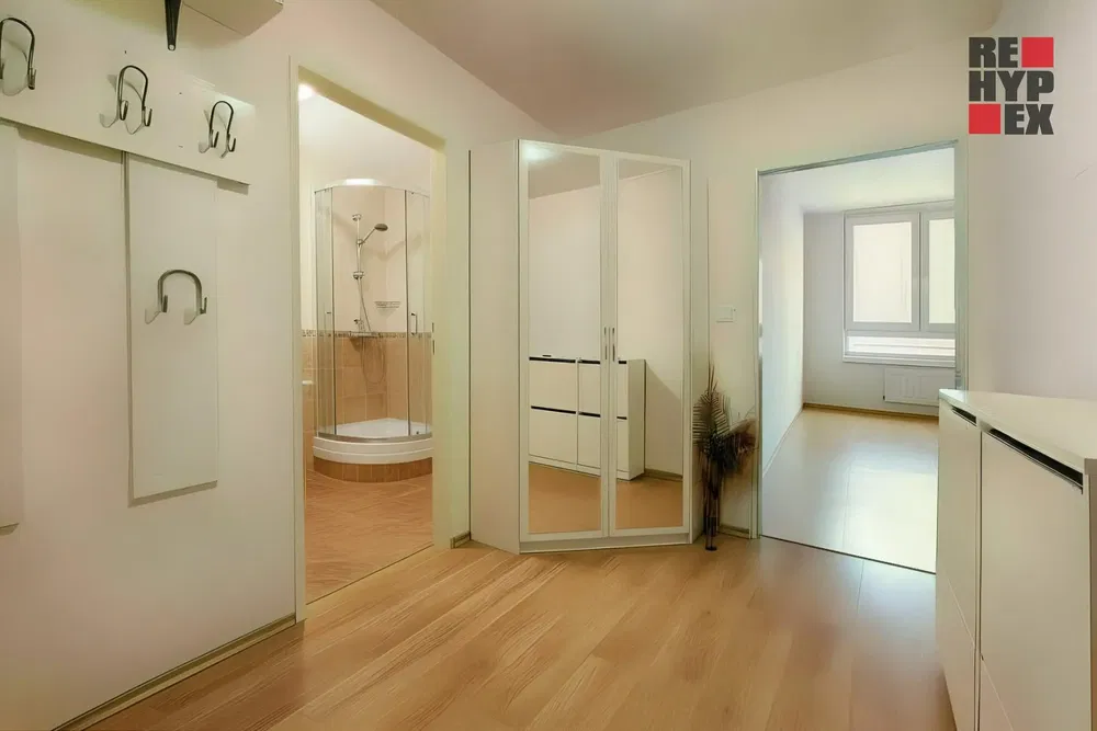 Wohnzimmer; holzboden, tageslicht, moderner stil