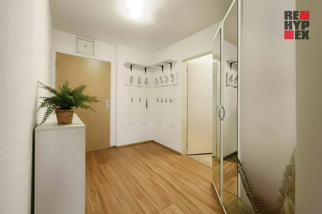 Wohnzimmer; holzboden, tageslicht, moderner stil