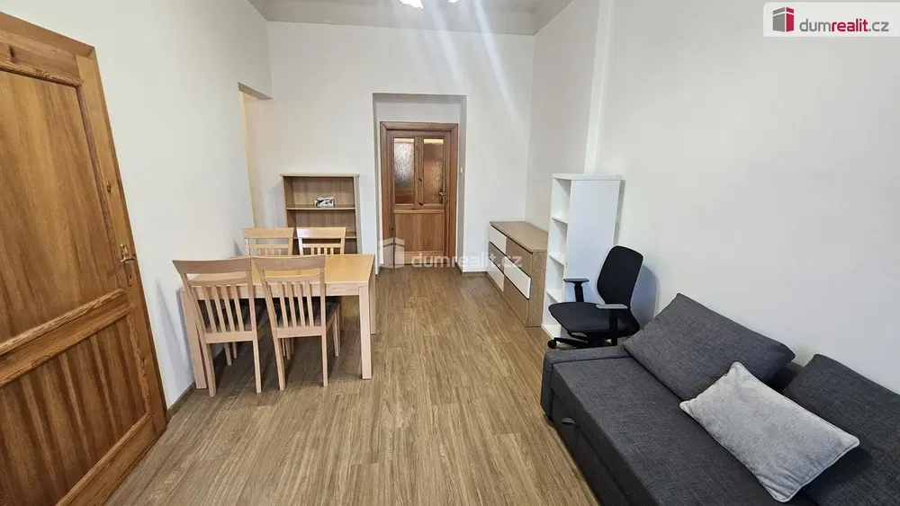 Кухня; кухненски уреди, дървен под, естествена светлина, модерен стил