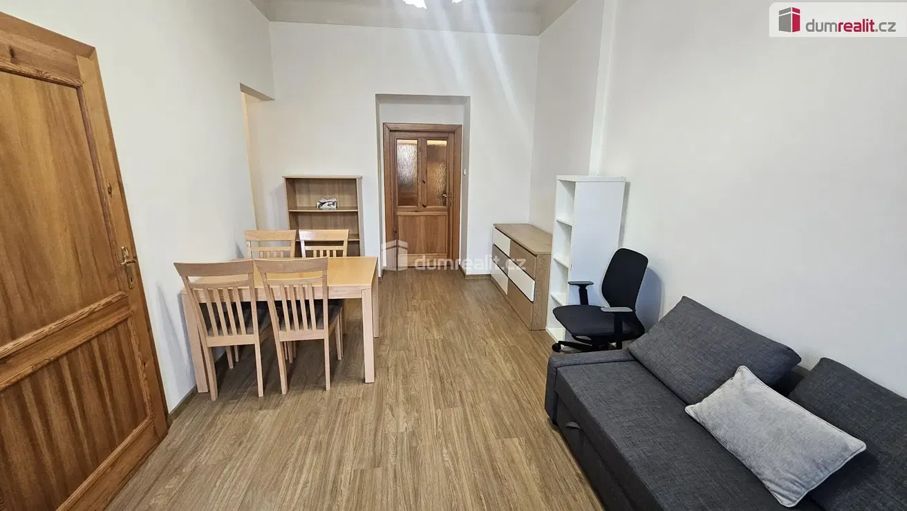 Кухня; кухненски уреди, дървен под, естествена светлина, модерен стил