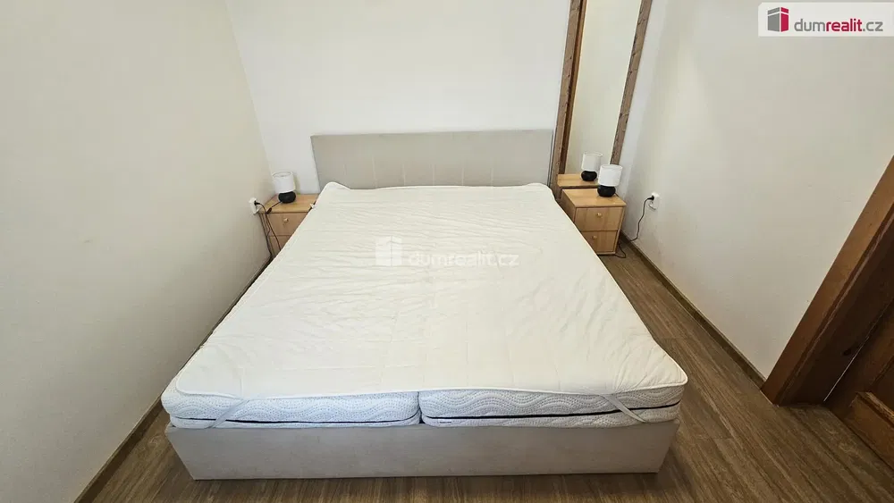 Кухня; кухненски уреди, дървен под, естествена светлина, модерен стил