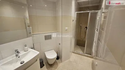 Хол; дървен под, естествена светлина, модерен стил