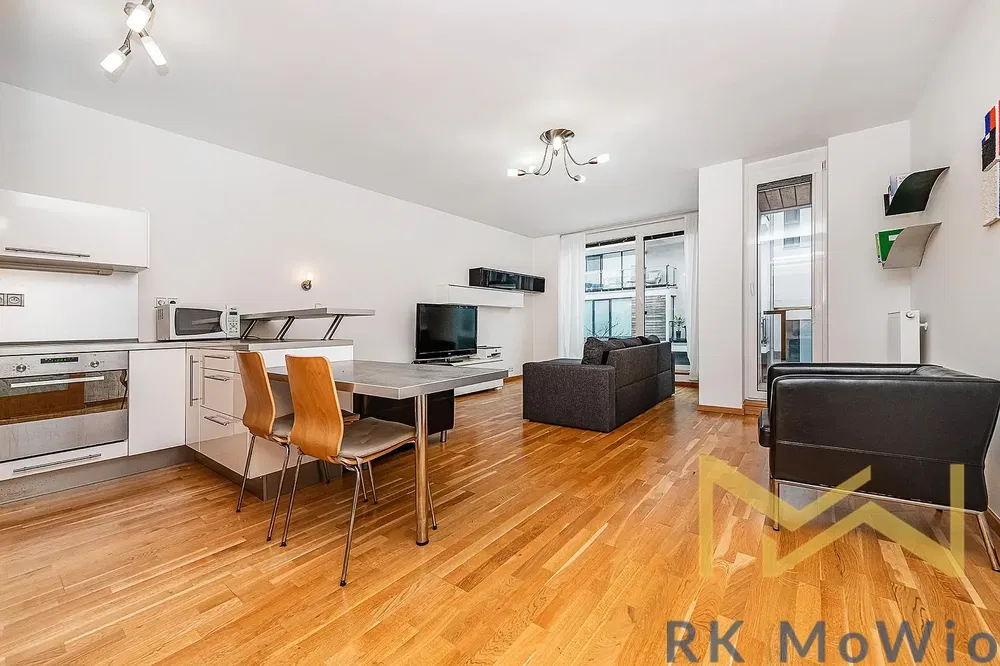 Living room; wood floor, natural light, modern style, high ceiling