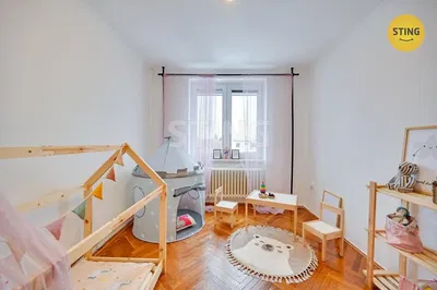 Хол; дървен под, естествена светлина, модерен стил, високи тавани