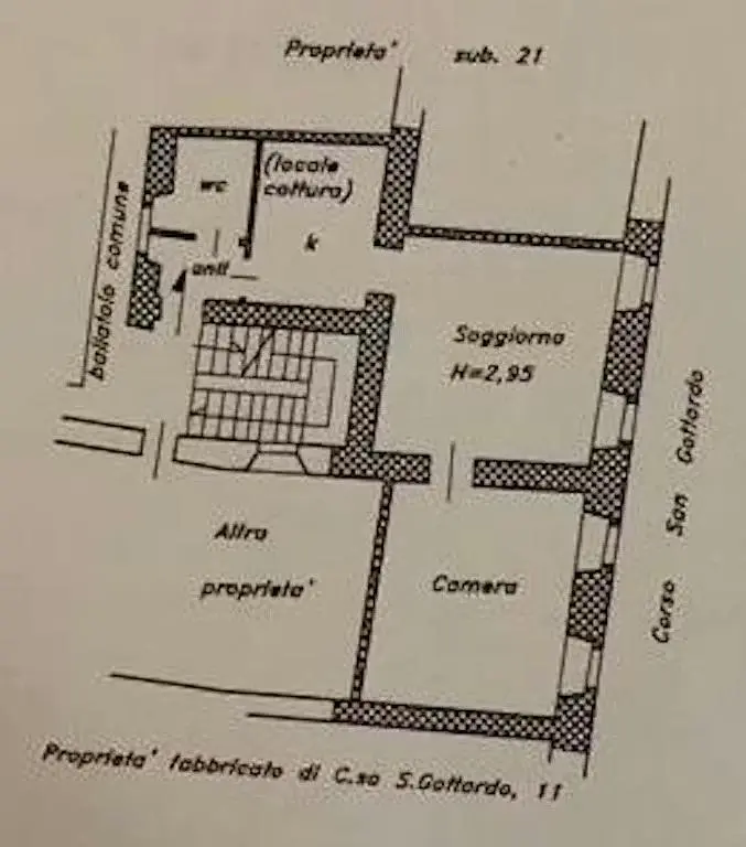 Salón; suelo de madera, luz natural, estilo moderno