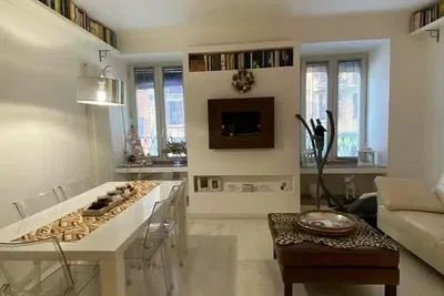 Cocina; electrodomésticos, suelo de madera, luz natural, estilo moderno