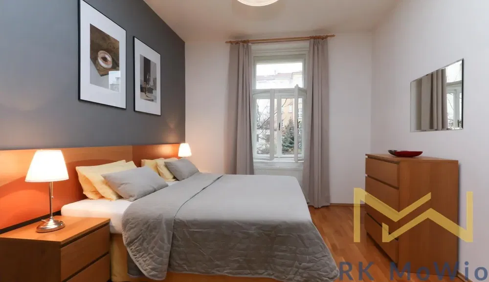 Living room; wood floor, natural light, modern style