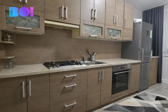 Keuken; keukenapparatuur, houten vloer, natuurlijk licht, moderne stijl