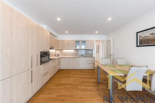 Кухня; кухненски уреди, дървен под, естествена светлина, модерен стил