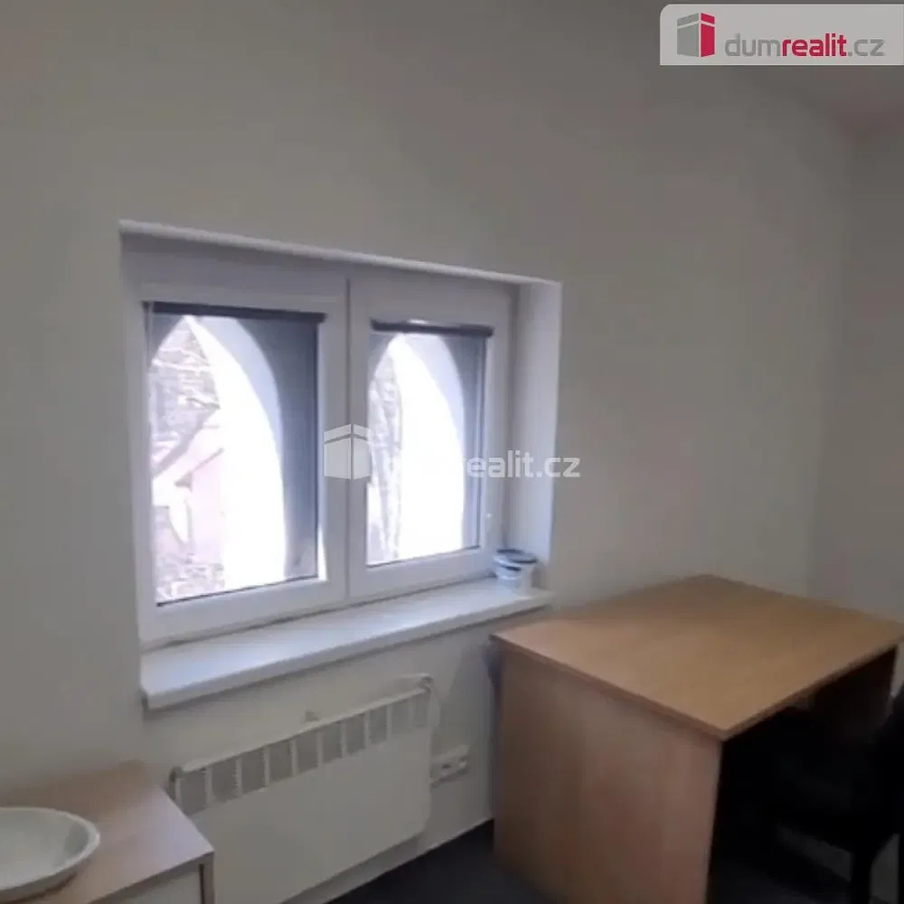 Кухня; кухненски уреди, дървен под, естествена светлина, модерен стил