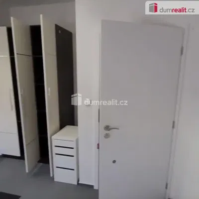 Кухня; кухненски уреди, дървен под, естествена светлина, модерен стил